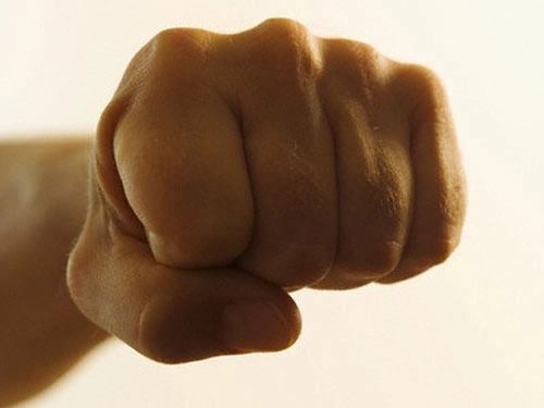 exclusiv-a-ucis-cu-un-pumn-in-gat