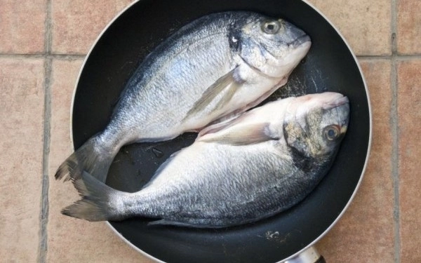 femeia-care-miroase-a-peste-din-cauza-unei-boli-ciudate