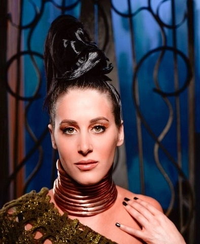 femeia-cu-gatul-de-30-de-centimetri