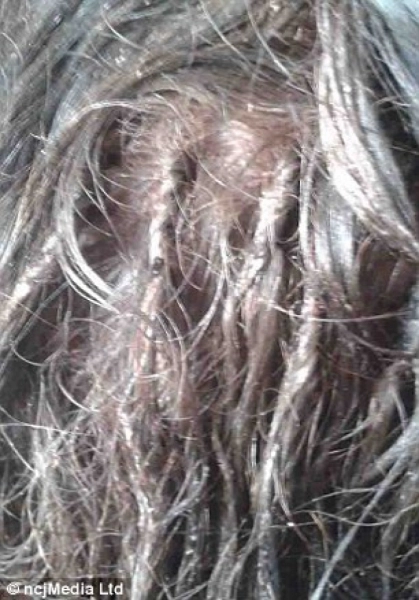 femeie-cheala-dupa-ce-coafeza-a-folosit-super-glue-pentru-extensii