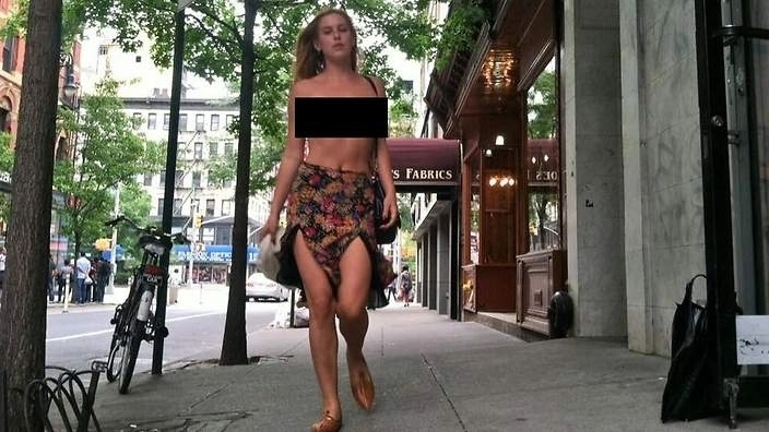 fiica-lui-bruce-wills-topless-pe-strazi