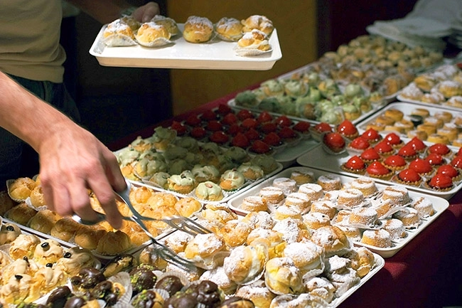 frankfurt-mananci-cat-poti-platesti-cat-vrei-dar-atentie-la-ceas