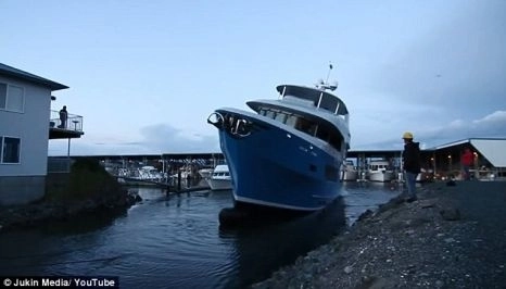 iaht-de-10-milioane-de-dolari-scufundat-la-lansare-video