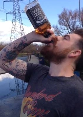 incredibil-a-dat-pe-gat-o-sticla-intreaga-de-whiskey-in-10-secunde-video