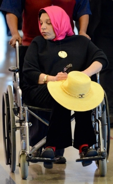 incredibil-liza-minelli-o-umbra-in-scaun-cu-rotile