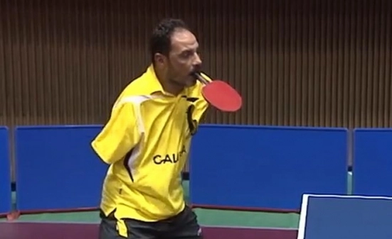 joaca-tenis-de-masa-cu-mainile-amputate