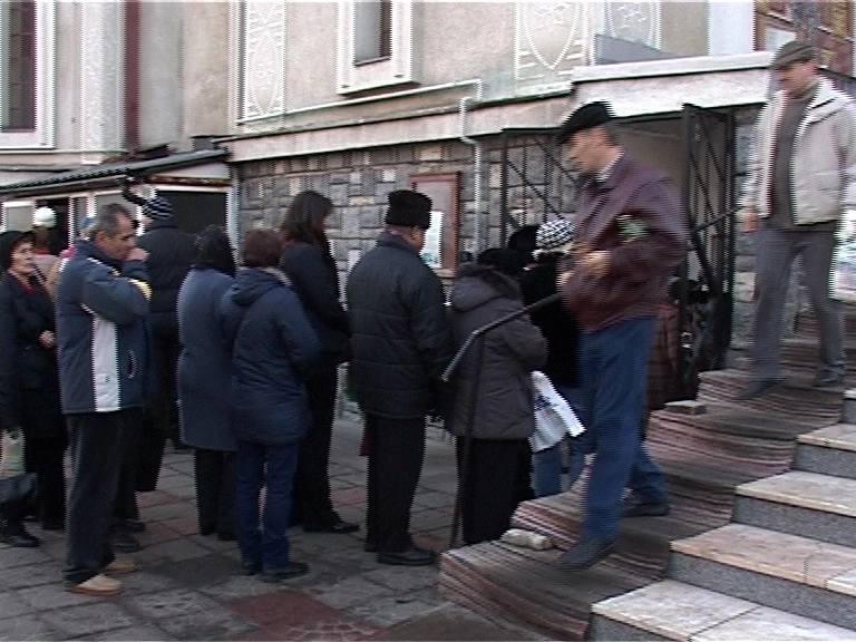 la-coada-la-apa-sfintita