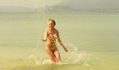 laura-cosoi-proba-costumului-de-baie