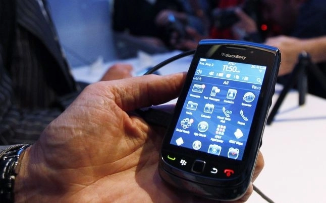 lumina-albastra-emisa-de-telefonul-mobil-afecteaza-vederea-si-somnul