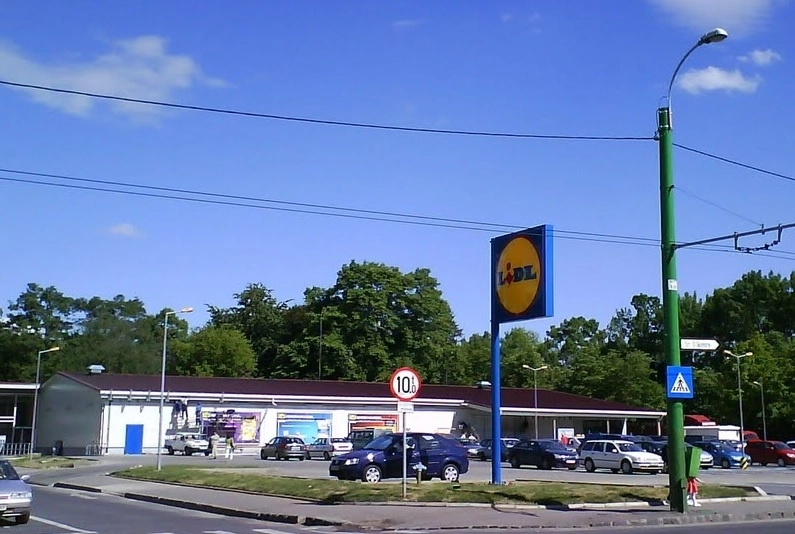 magazinul-lidl-din-tractorul-scos-la-vanzareinchiriere