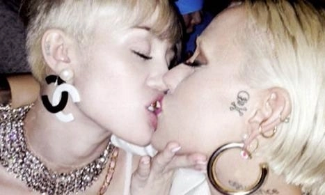 miley-cyrus-saruturi-fierbinti-cu-doua-femei