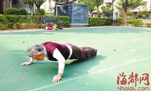 o-femeie-de-81-de-ani-face-100-de-flotari-in-cinci-minute