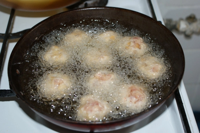 o-firma-cumpara-uleiul-uzat-din-marile-restaurante-din-brasov-si-din-tara