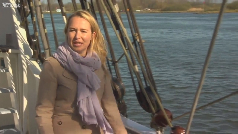 o-reporterita-olandeza-cade-in-apa-in-timpul-unui-ciudat-interviu-cu-primarul-video