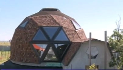 o-romanca-a-proiectat-casa-rotunda-cu-vedere-la-stele