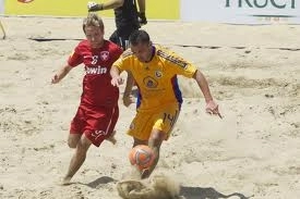 pe-plaja-stam-bine-la-fotbal