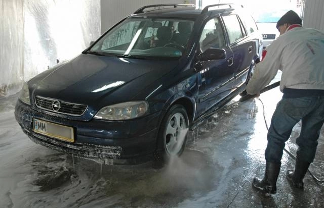 politistii-brasoveni-descinderi-la-spalatoriile-auto-din-oras