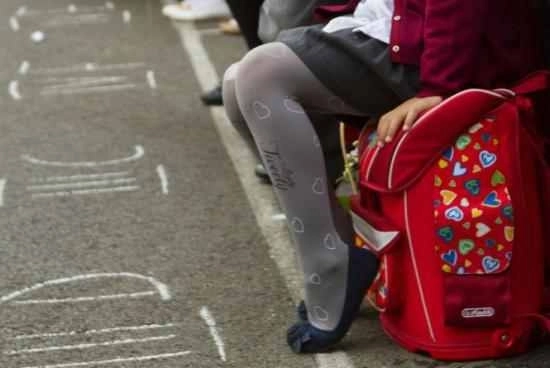 preotul-care-sfinteste-ghiozdanele