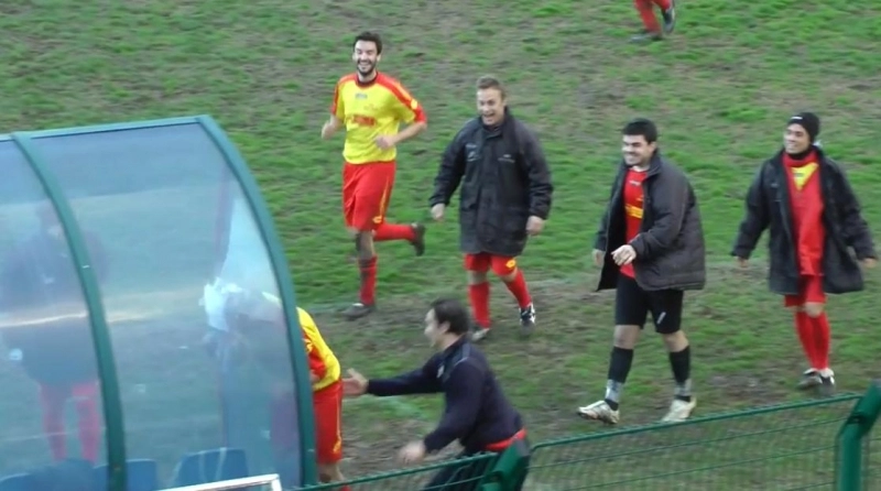 reactie-la-propriul-gol-a-spart-cu-capul-plexiglasul-bancii-de-rezerve-video