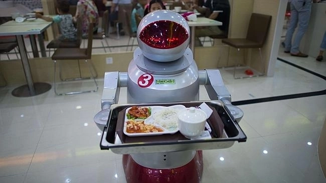 restaurantul-unde-bucatarii-si-ospatarii-sunt-roboti