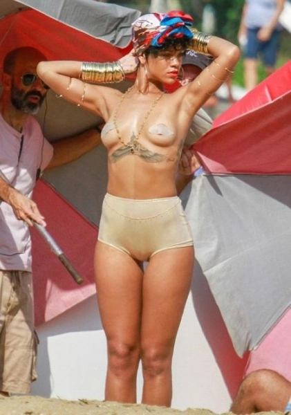 rihanna-in-loc-de-lenjerie-plasturii-pentru-sani-si-zona-intima
