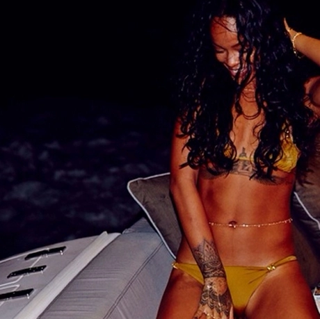 rihanna-topless-pe-retelele-de-socializare