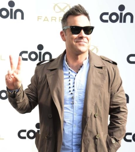robbie-williams-ia-rupt-mana-unui-fan