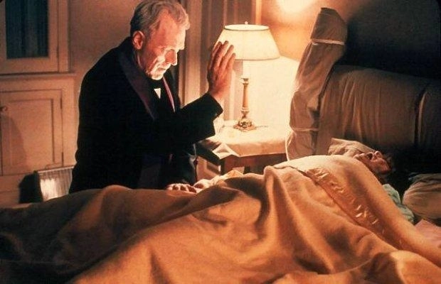 socant-un-preot-este-terorizat-de-diavol-prin-sms