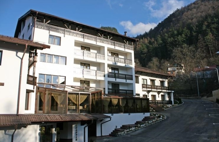 stana-turistica-din-poiana-brasov-si-hotelul-classic-inn-scoase-la-vanzare