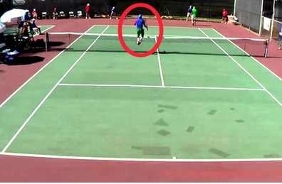 tenis-vrand-sa-faca-spectacol-un-jucator-a-cazut-in-cap-video