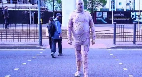 un-barbat-a-iesit-pe-strada-intrun-costum-din-piele-de-pui-video