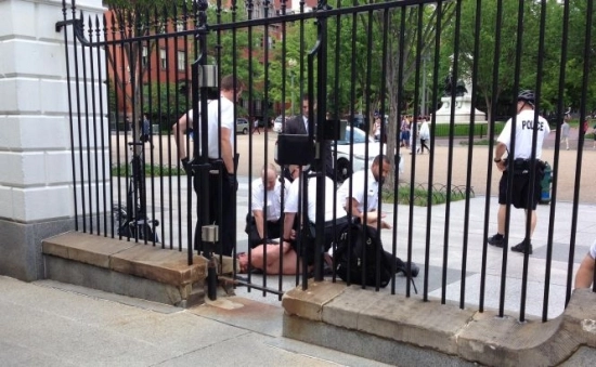 un-barbat-gol-golut-a-sarit-gardul-casei-albe