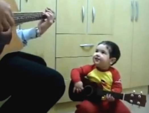un-bebe-de-2-ani-canta-o-piesa-de-la-beatles-video