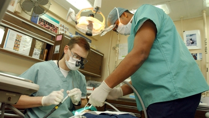 unui-tanar-din-india-i-sau-extras-232-de-dinti