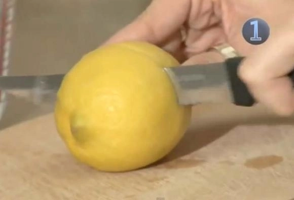 video-ce-se-intampla-daca-bagi-o-lamaie-in-cuptorul-cu-microunde