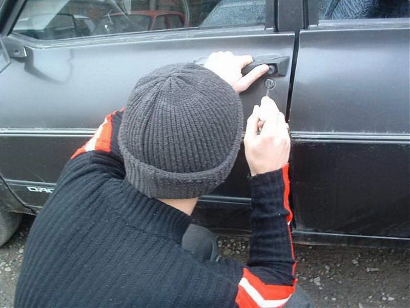 video-o-femeie-a-atacat-barbatul-care-ii-fura-masina