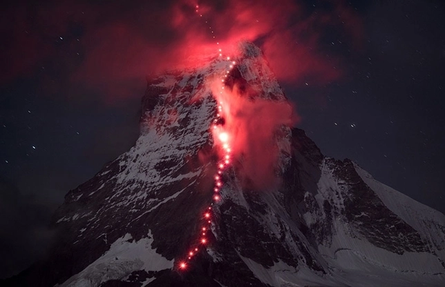 zeci-de-alpinisti-au-urcat-in-alpi-pentru-o-fotografie-epica-video