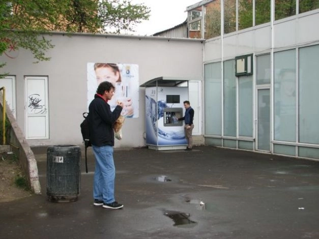 -premiera-in-brasov-un-italian-pune-in-functiune-un-dozator-de-apa-plata-si-carbogazoasa