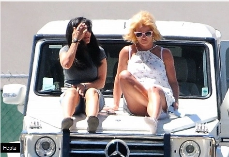 britney-spears-mama-sexy-si-atenta-cu-baietii-ei