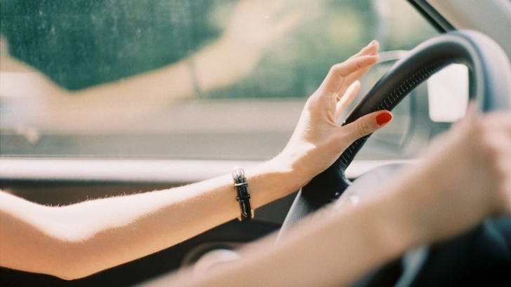 ce-facea-o-soferita-in-timp-ce-conducea-cu-90-kmh-video