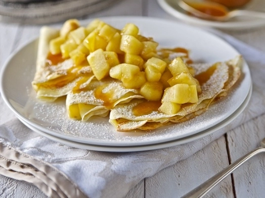 cea-mai-simpla-reteta-de-clatite-cu-mere-si-caramel-