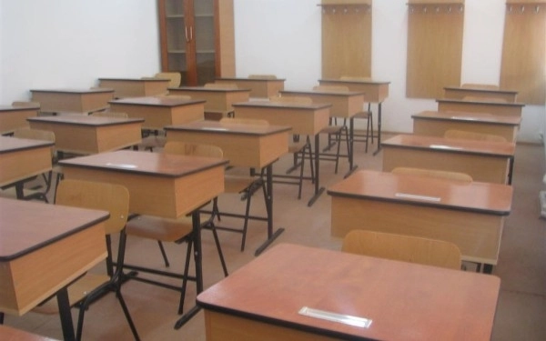 doua-eleve-filmate-de-colegi-cum-se-bat-in-clasa-video