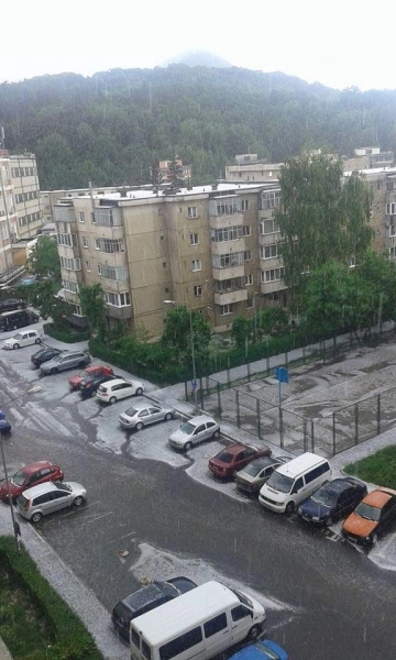 fenomene-meteo-extreme-la-brasov-imagini-surprinse-in-trafic-video