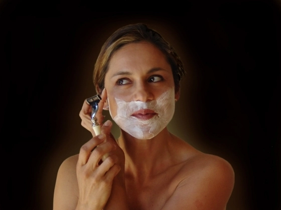 foloseste-lama-de-ras-ca-sa-scapi-de-riduri