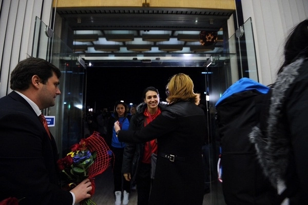 handbalistele-au-revenit-din-danemarca-fetele-de-bronz-au-fost-intampinate-cu-flori-si-aplauze