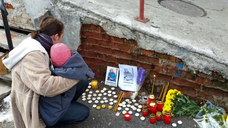 imagini-incredibile-in-fata-spitalului-tractorul-lumanari-aprinse-pentru-batrana-moarta-galerie-foto