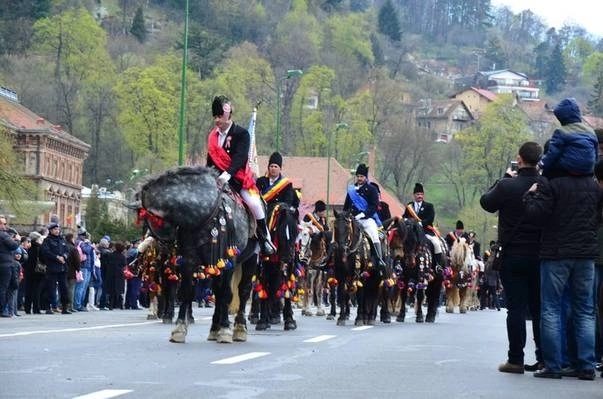 junii-au-facut-spectacol-pe-strazile-brasovului