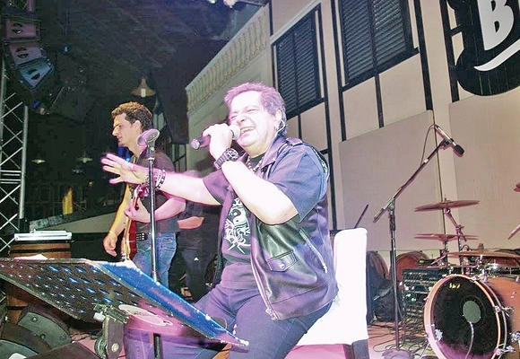 leo-iorga-canta-de-10-luni-pe-scaunel