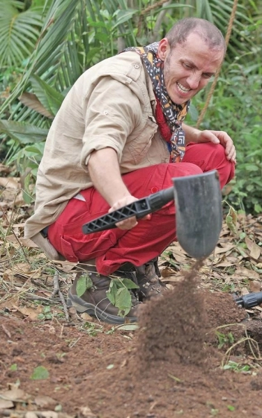 mihai-traistariu-mam-sarutat-cu-gina-pistol-in-jungla