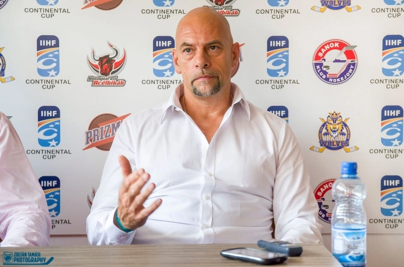 otto-keresztes-asul-din-maneca-lupilor